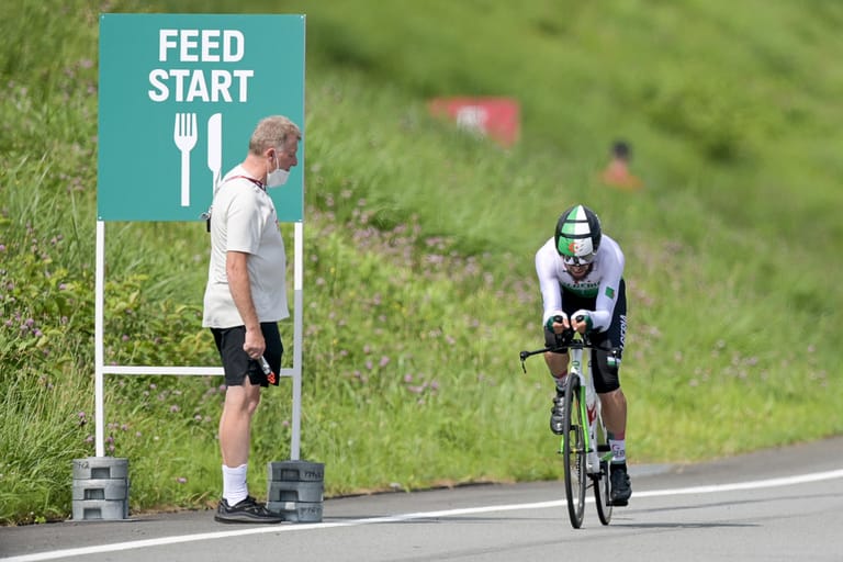 Für einen Rassismus-Skandal sorgte derweil der deutsche Radsport-Funktionär Patrick Moster. Der 54-Jähriger hatte während des Zeitfahrens am Mittwoch den deutschen Fahrer Nikias Arndt mit den Worten "hol die Kameltreiber, hol die Kameltreiber, komm" angefeuert. Vor Arndt waren der Eritreer Amanuel Ghebreigzabhier und der Algerier Azzedine Lagab auf die Strecke gegangen. Der DOSB hat mittlerweile reagiert und Moster nach Hause geschickt.