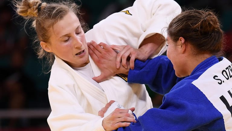 Für die deutsche Judoka Martyna Trajdos war im Kampf gegen die Ungarin Szofi Ozbas aus Ungarn nichts zu holen. Für Aufregung sorgte allerdings eine Szene vor dem Match. Trajdos' Trainer Claudiu Pusa hatte sie vor dem Kampf geohrfeigt. Sie hatte das von ihm verlangt, sagte die 32-Jährige hinterher. Bundestrainer Pusa erhielt dennoch eine "ernste Verwarnung".