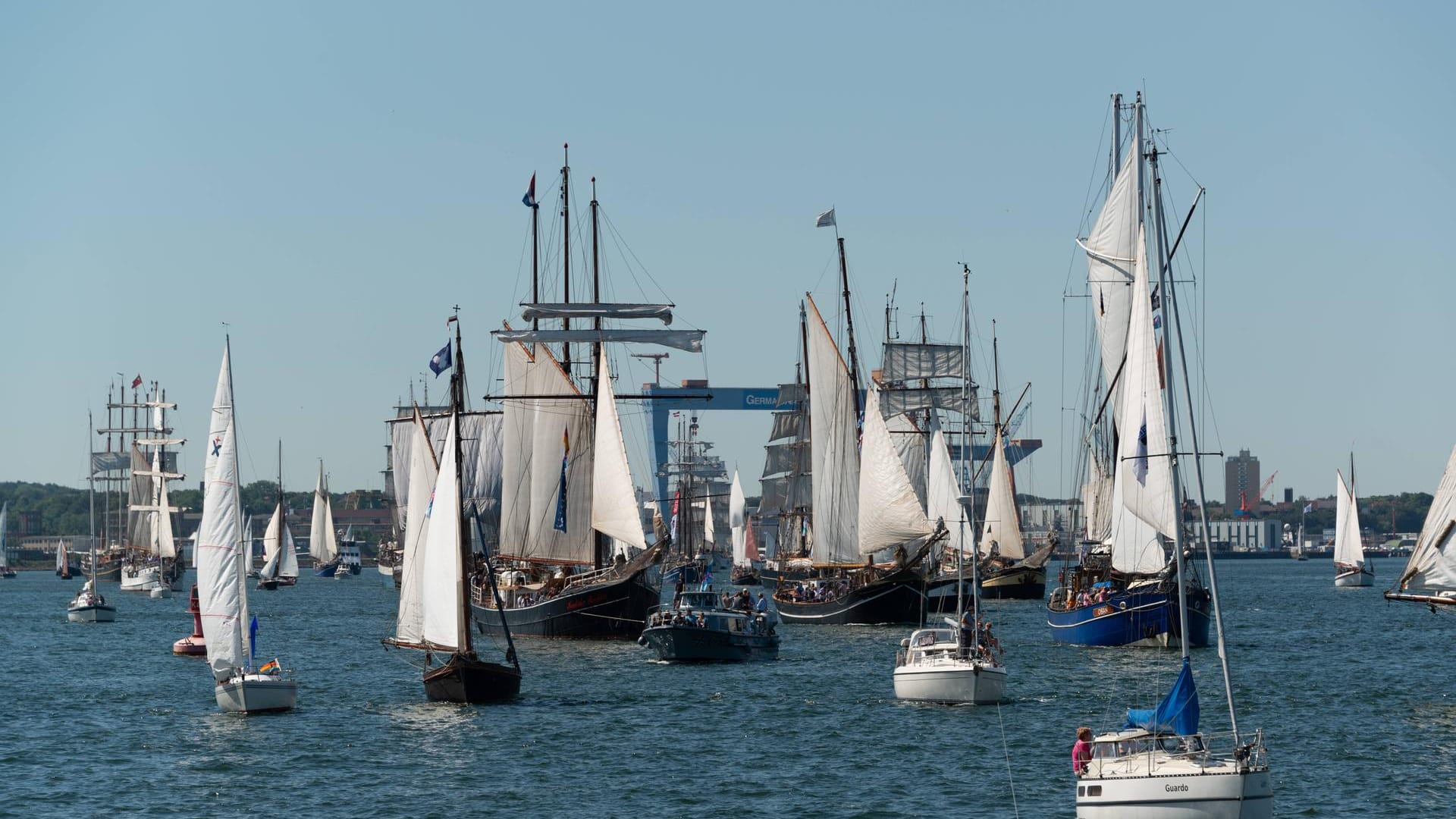 Die Windjammerparade in Kiel (Archivbild): Auch in diesem Jahr findet das Segelfest unter Pandemie-Bedingungen statt. Die Windjammerparade in Kiel (Archivbild): Auch in diesem Jahr findet das Segelfest unter Pandemie-Bedingungen statt.