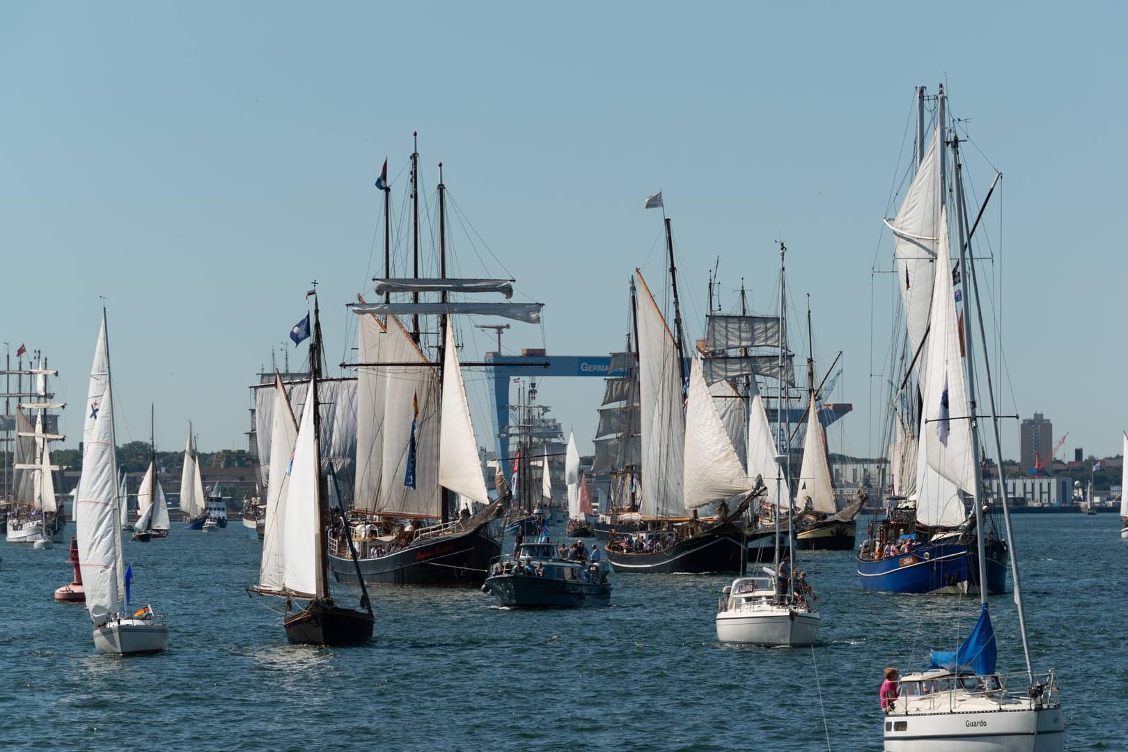 Die Windjammerparade in Kiel (Archivbild): Auch in diesem Jahr findet das Segelfest unter Pandemie-Bedingungen statt.