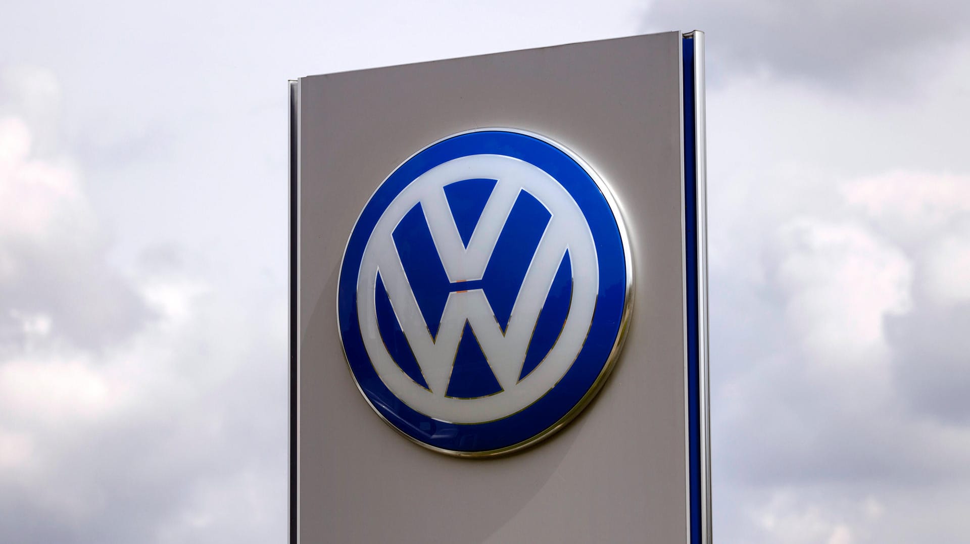 Volkswagen-Logo an einem Autohaus (Symbolbild): Der Automobilkonzern hat in der ersten Jahreshälfte Gewinn in Höhe von elf Milliarden Euro erwirtschaftet.