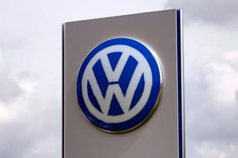 Volkswagen-Logo an einem Autohaus (Symbolbild): Der Automobilkonzern hat in der ersten Jahreshälfte Gewinn in Höhe von elf Milliarden Euro erwirtschaftet.