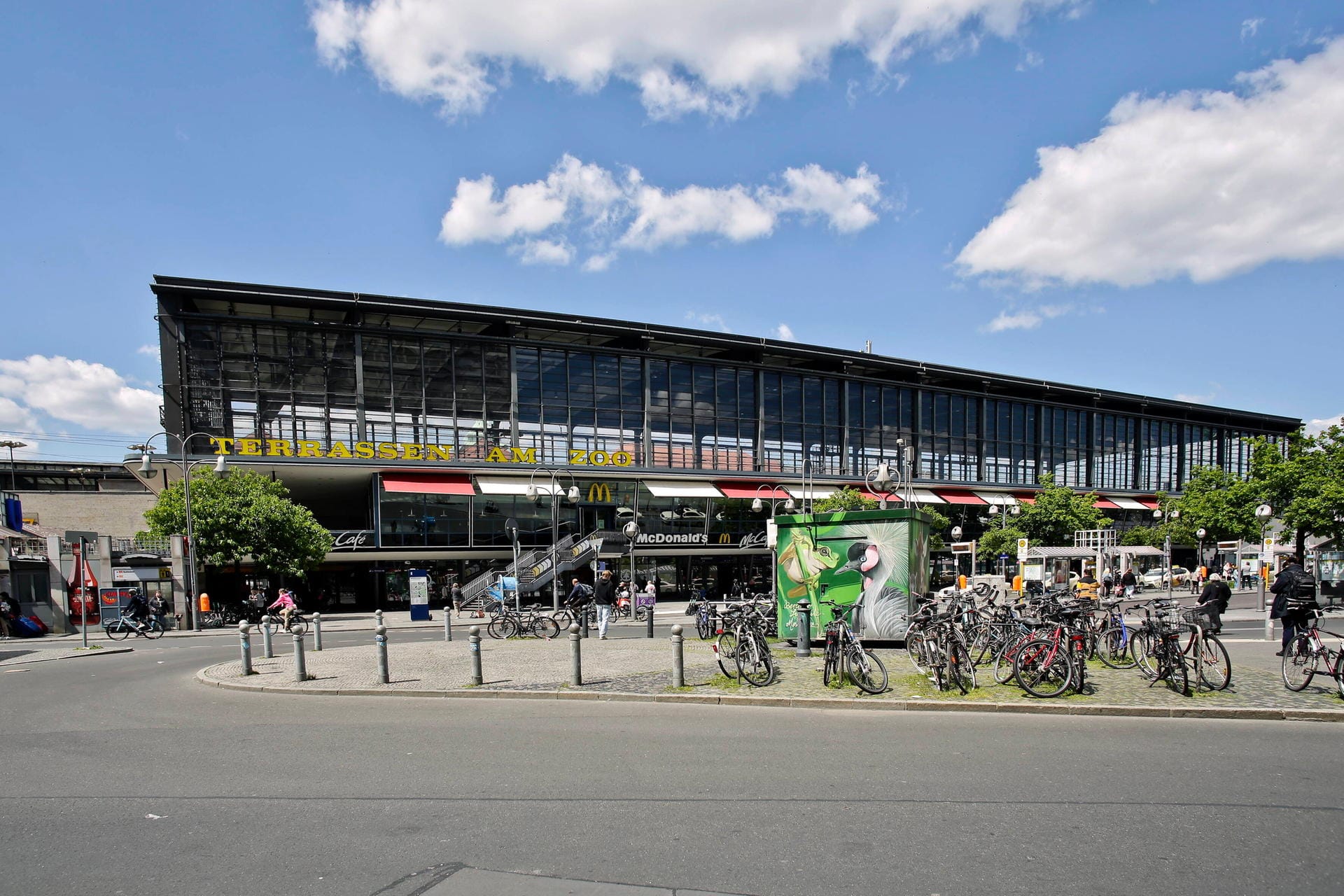 Der Bahnhof Zoo in 2021: Allein 15 Millionen Euro soll die Sanierung der Zoo-Terrassen kosten.