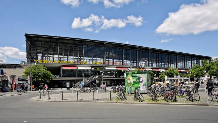 Der Bahnhof Zoo in 2021: Allein 15 Millionen Euro soll die Sanierung der Zoo-Terrassen kosten.