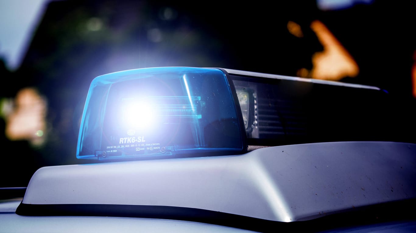 Ein Einsatzfahrzeug der Polizei mit Blaulicht (Symbolbild): In Köln hat ein Mann eine Person mit einem Messer lebensgefährlich verletzt.