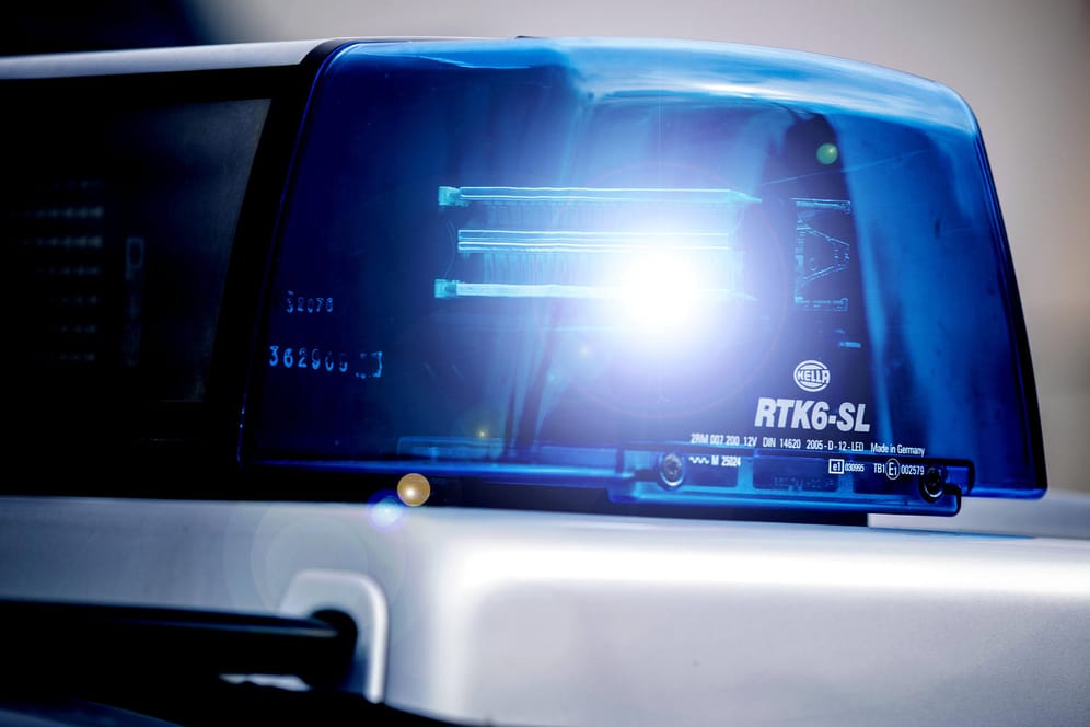 Blaulicht auf einem Polizeiwagen: Nach dem Raubmord an einer 62-Jährigen wurde in Ravensburg eine 16-jährige Jugendliche zu einer Haftstrafe verurteilt. (Symbolfoto)