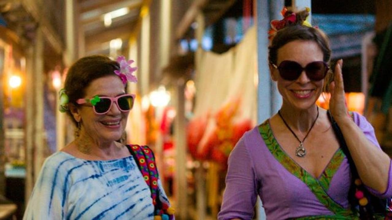 Anneliese Behrens (Hannelore Elsner) und Susanne Neuendorff (Anneke Kim Sarnau) beim Shoppen auf dem Markt.