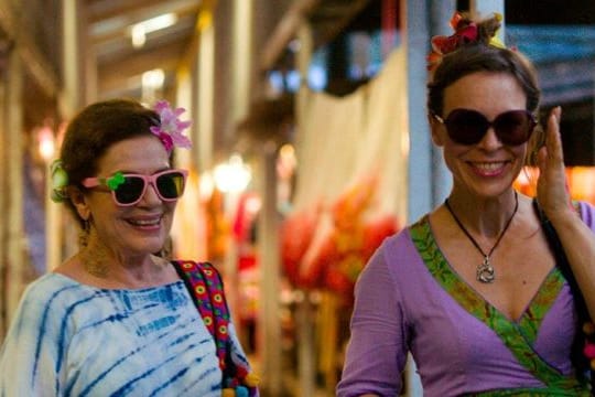 Anneliese Behrens (Hannelore Elsner) und Susanne Neuendorff (Anneke Kim Sarnau) beim Shoppen auf dem Markt.