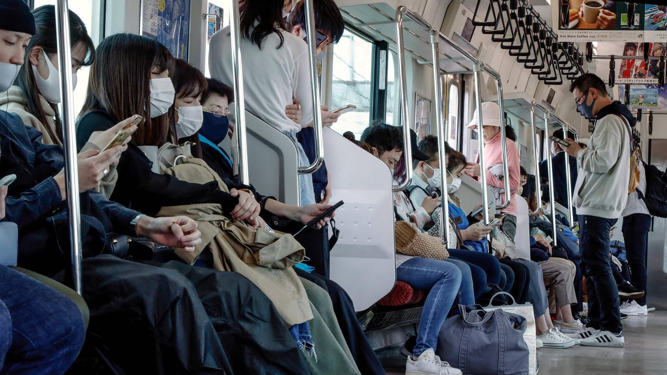 Menschen in der U-Bahn in Tokio: Besonders jungen Menschen wird vorgeworfen, sich nicht mehr an die Corona-Maßnahmen zu halten (Symbolbild).