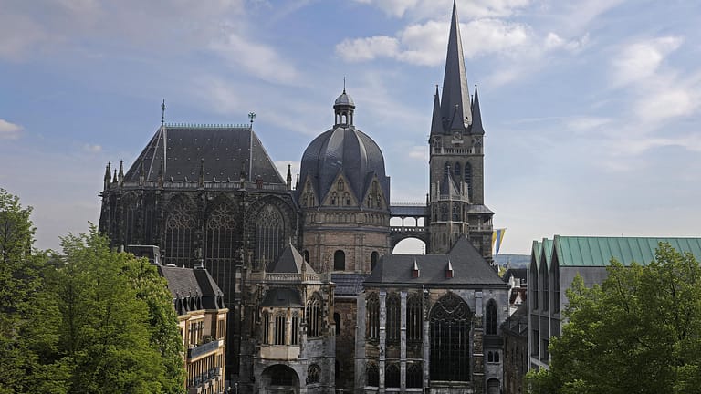 Aachener Dom: Er gilt als herausragendes Bauwerk der karolingischen Renaissance und war Krönungsstätte vieler Könige und Kaiser.