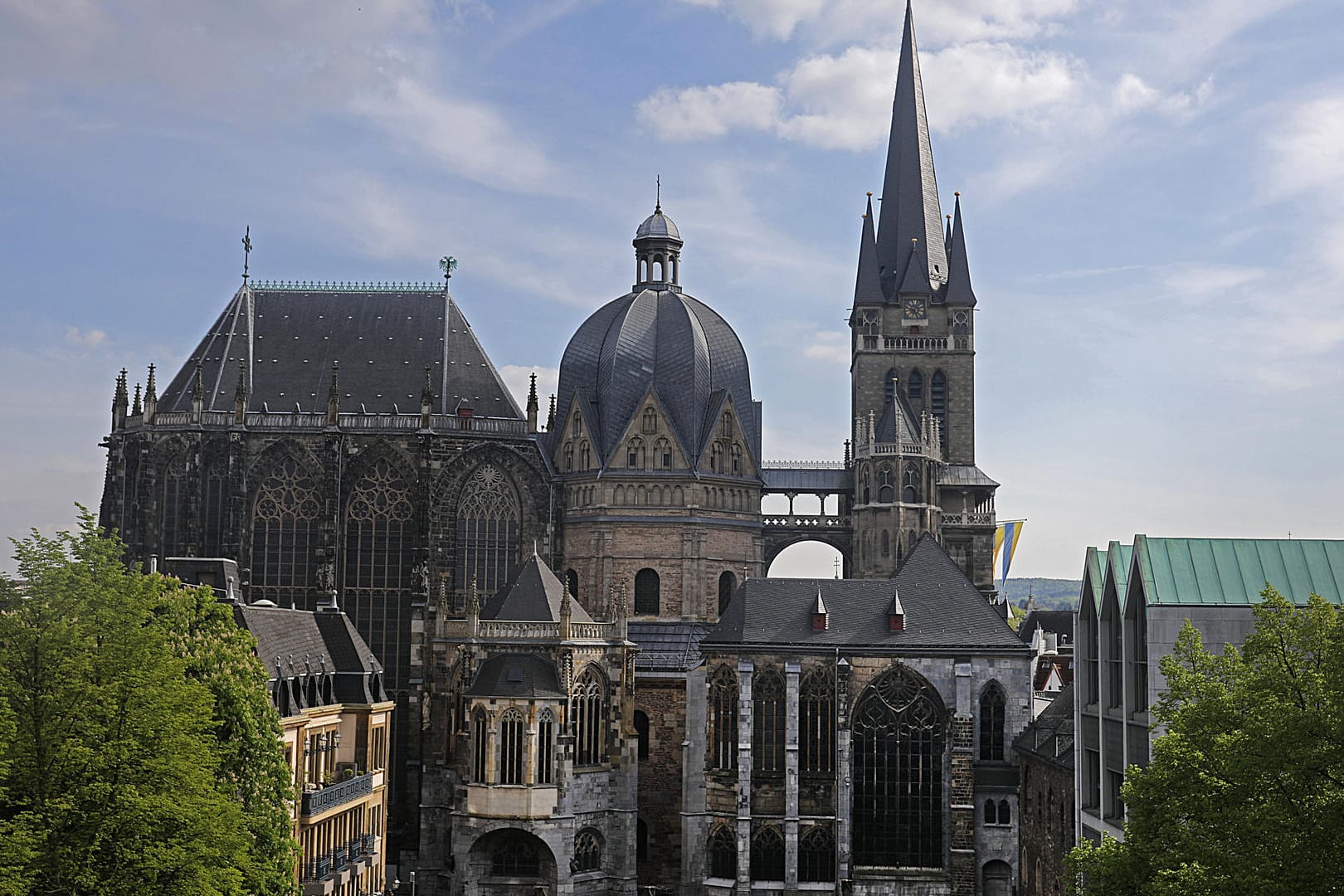 Aachener Dom: Er gilt als herausragendes Bauwerk der karolingischen Renaissance und war Krönungsstätte vieler Könige und Kaiser.