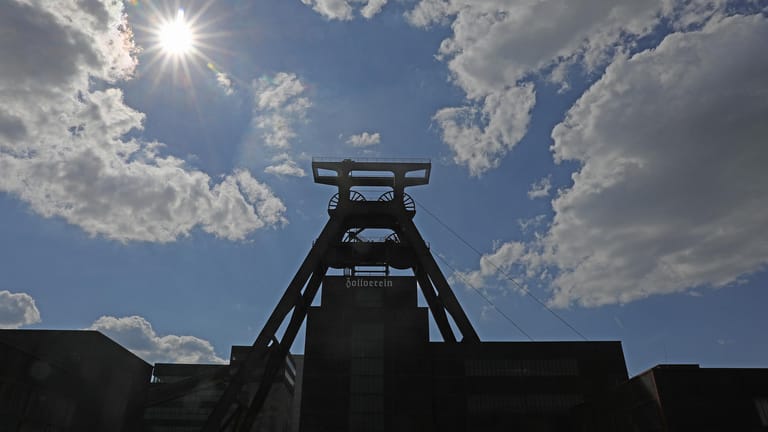 Förderturm der Zeche Zollverein: Gemeinsam mit der unmittelbar benachbarten Kokerei Zollverein gehört die Zeche seit 2001 zum Welterbe der UNESCO.