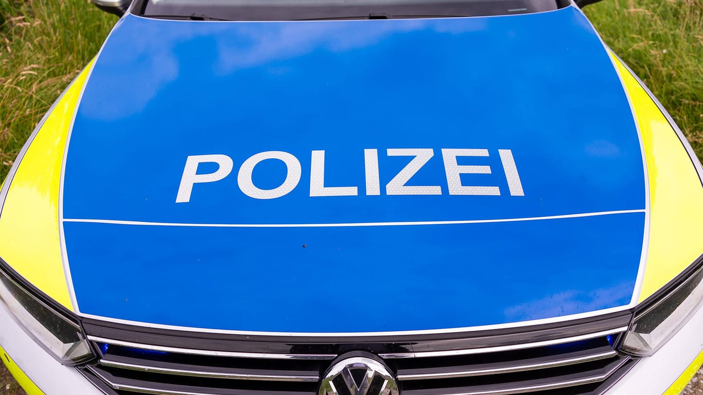 "Polizei" steht auf der Motorhaube eines Einsatzwagens (Symbolbild): In der Silvesternacht 2019/2020 war es Leipzig zu schweren Ausschreitungen gekommen.
