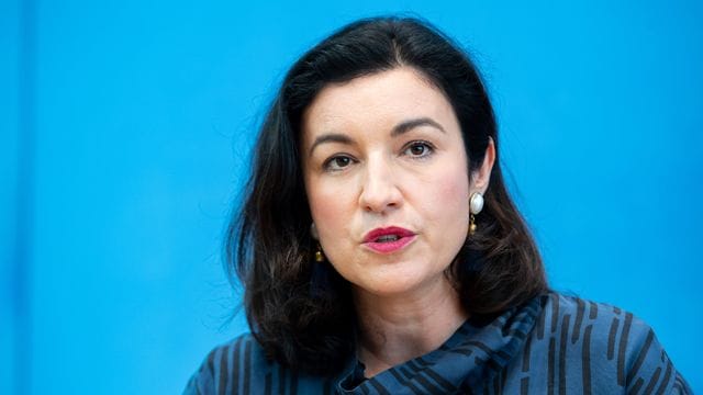 Digitalministerin Dorothee Bär hat mit ihrer spanischen Amtskollegin ein Pilotprojekt für ein grenzüberschreitendes digitales Ausweissystem gestartet. Digitalministerin Dorothee Bär hat mit ihrer spanischen Amtskollegin ein Pilotprojekt für ein grenzüberschreitendes digitales Ausweissystem gestartet.