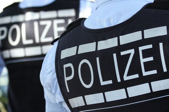 In Westen gekleidete Polizisten (Symbolbild): Die Beamten holten die Tiere aus dem Gleisbett und brachten sie in einen Park.