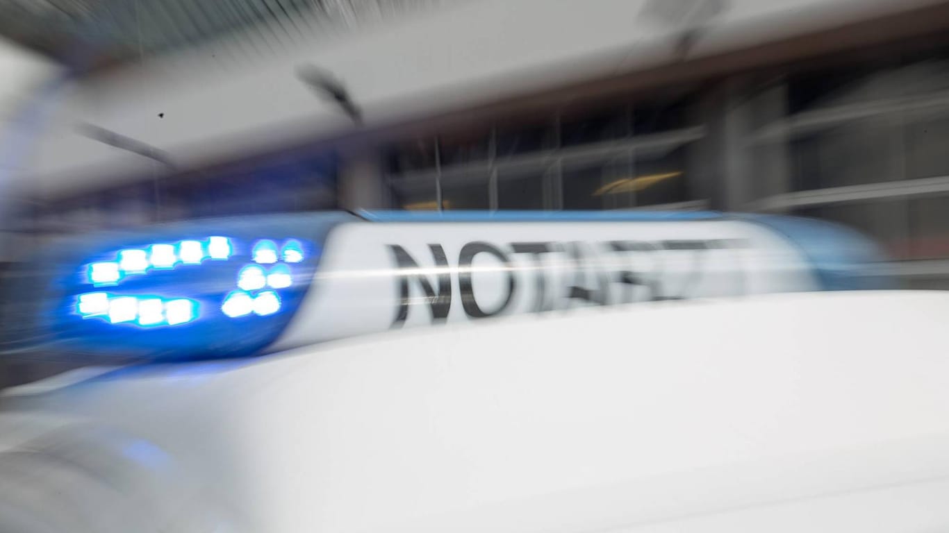 Ein Notarztwagen mit eingeschaltetem Blaulicht (Symbolbild): In Köln wurde ein Wohnungsloser von einem Mercedes überrollt und dabei schwer verletzt.