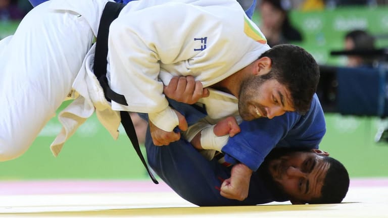 Ägyptens Judoka Islam El Shehaby und Israels Or Sasson 2016 bei den Olympischen Spielen: Am Ende verweigerte der Ägypter dem Israeli den Handschlag.