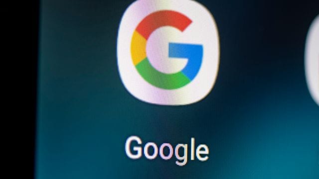 Auf dem Bildschirm eines Smartphones sieht man das Logo der Google-App. Auf dem Bildschirm eines Smartphones sieht man das Logo der Google-App.