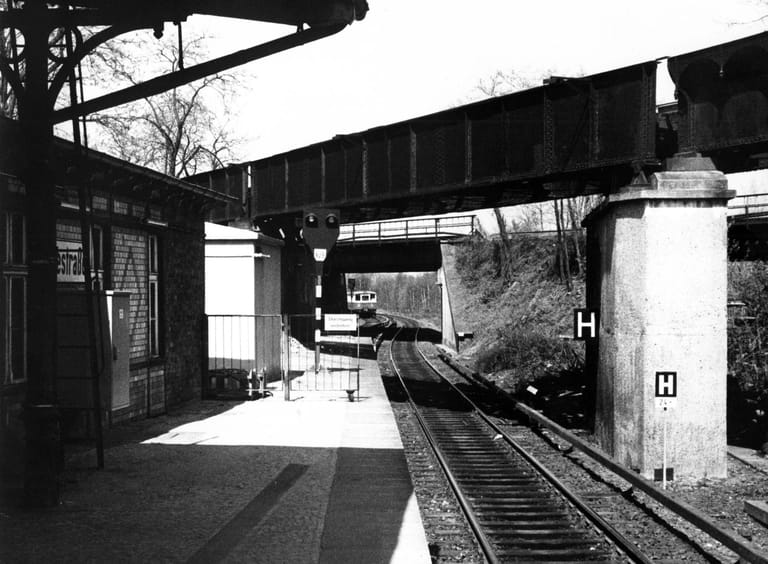 Der Bahnhof Papestraße in 1986: Im Bild fährt ein Zug vom Bahnhof Friedrichstraße kommend ein.
