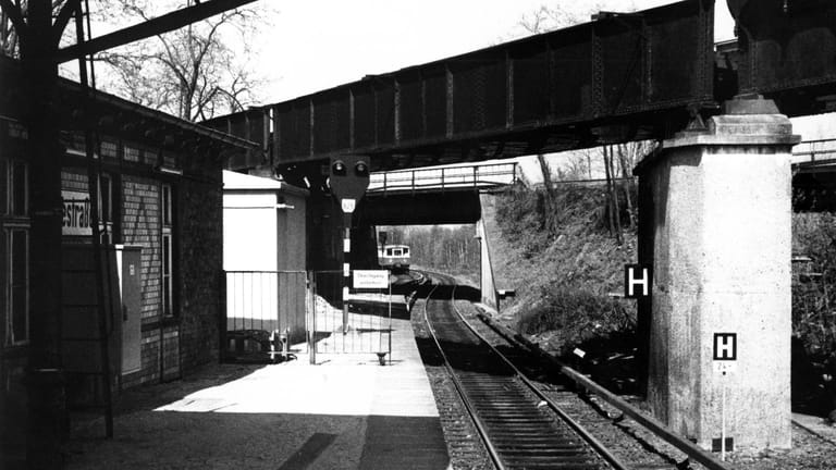 Der Bahnhof Papestraße in 1986: Im Bild fährt ein Zug vom Bahnhof Friedrichstraße kommend ein.