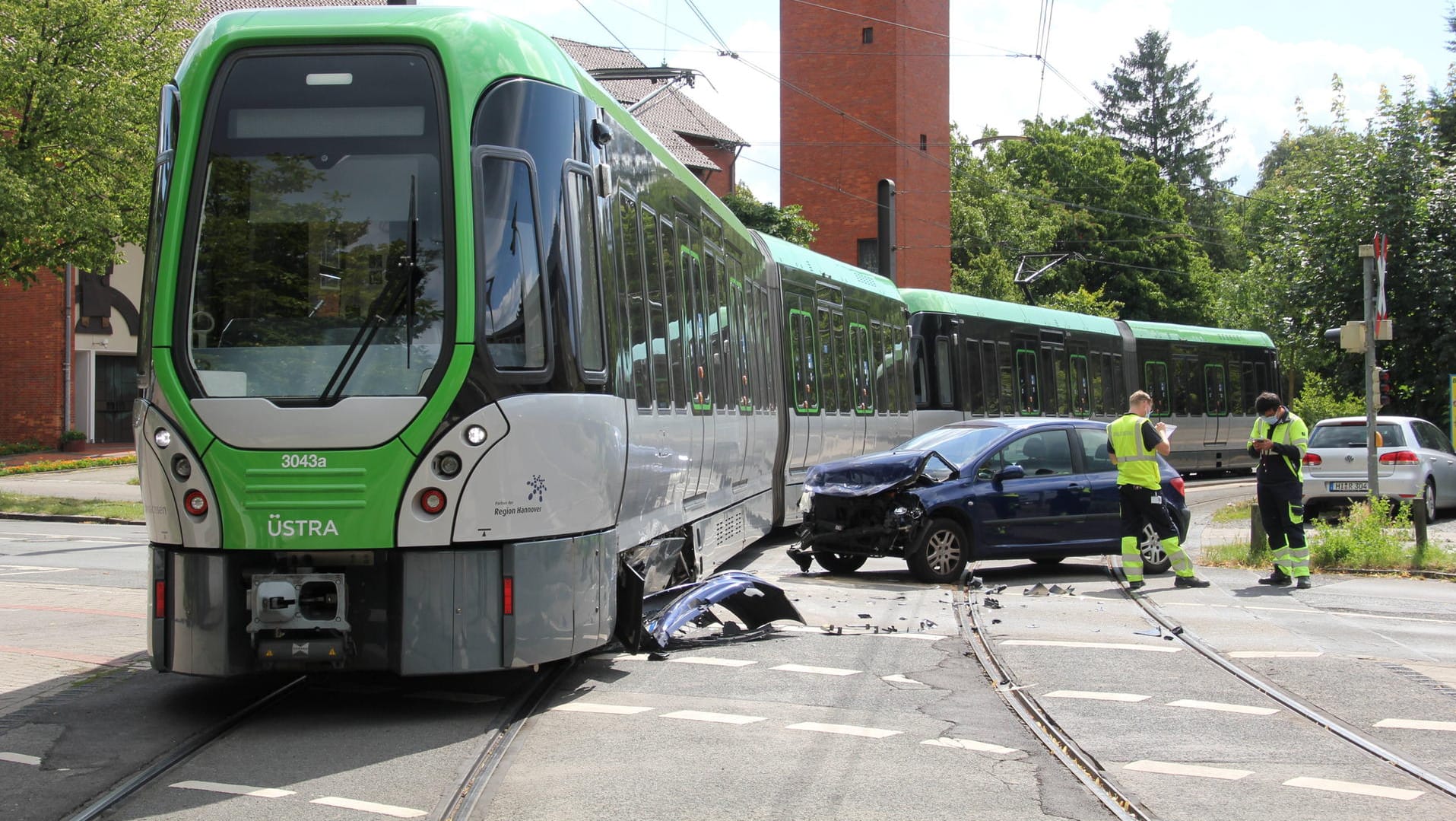 Der verunfallte Pkw und die Stadtbahn: Die Autofahrerin hatte vermutlich das Rotlicht einer Ampel missachtet.