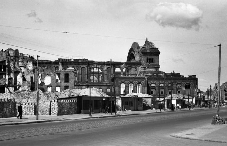 Der zerstörte Anhalter Bahnhof: Durch Luftangriffe wurde das Bahnhofsgebäude zerbombt.