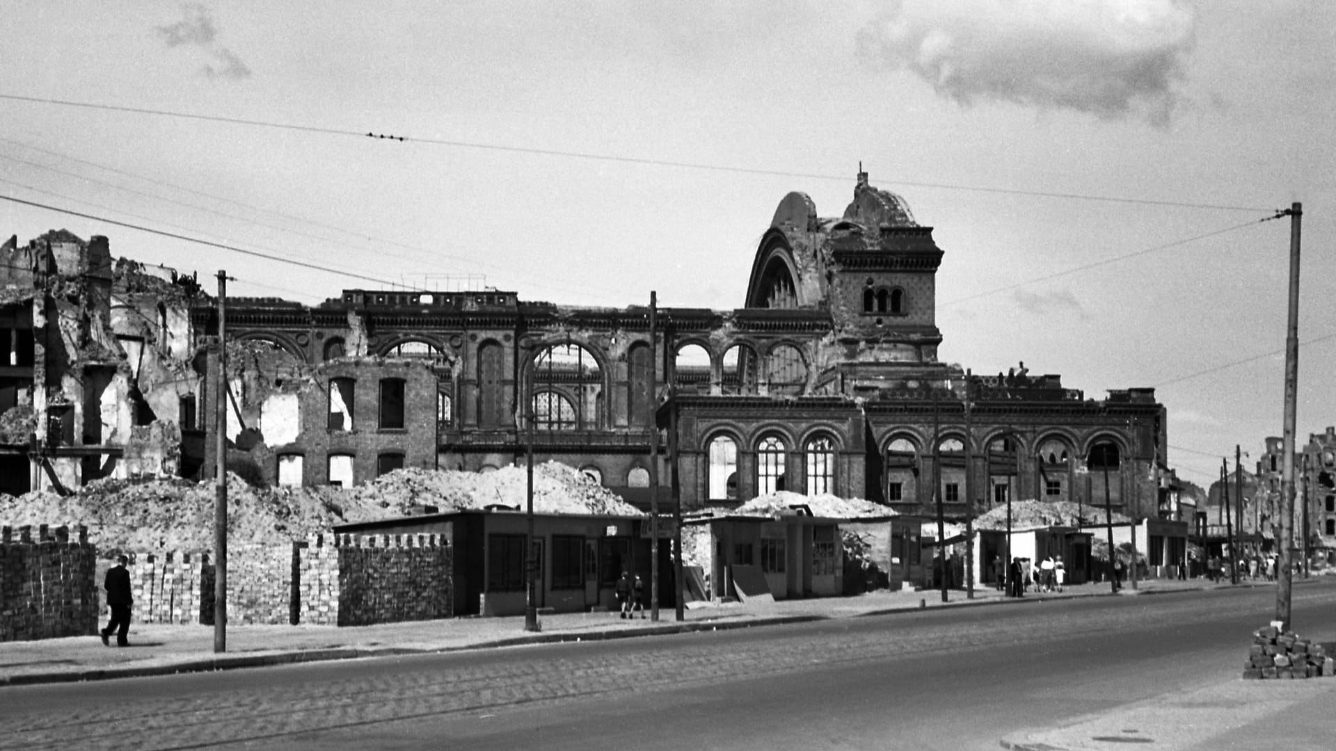 Der zerstörte Anhalter Bahnhof: Durch Luftangriffe wurde das Bahnhofsgebäude zerbombt.