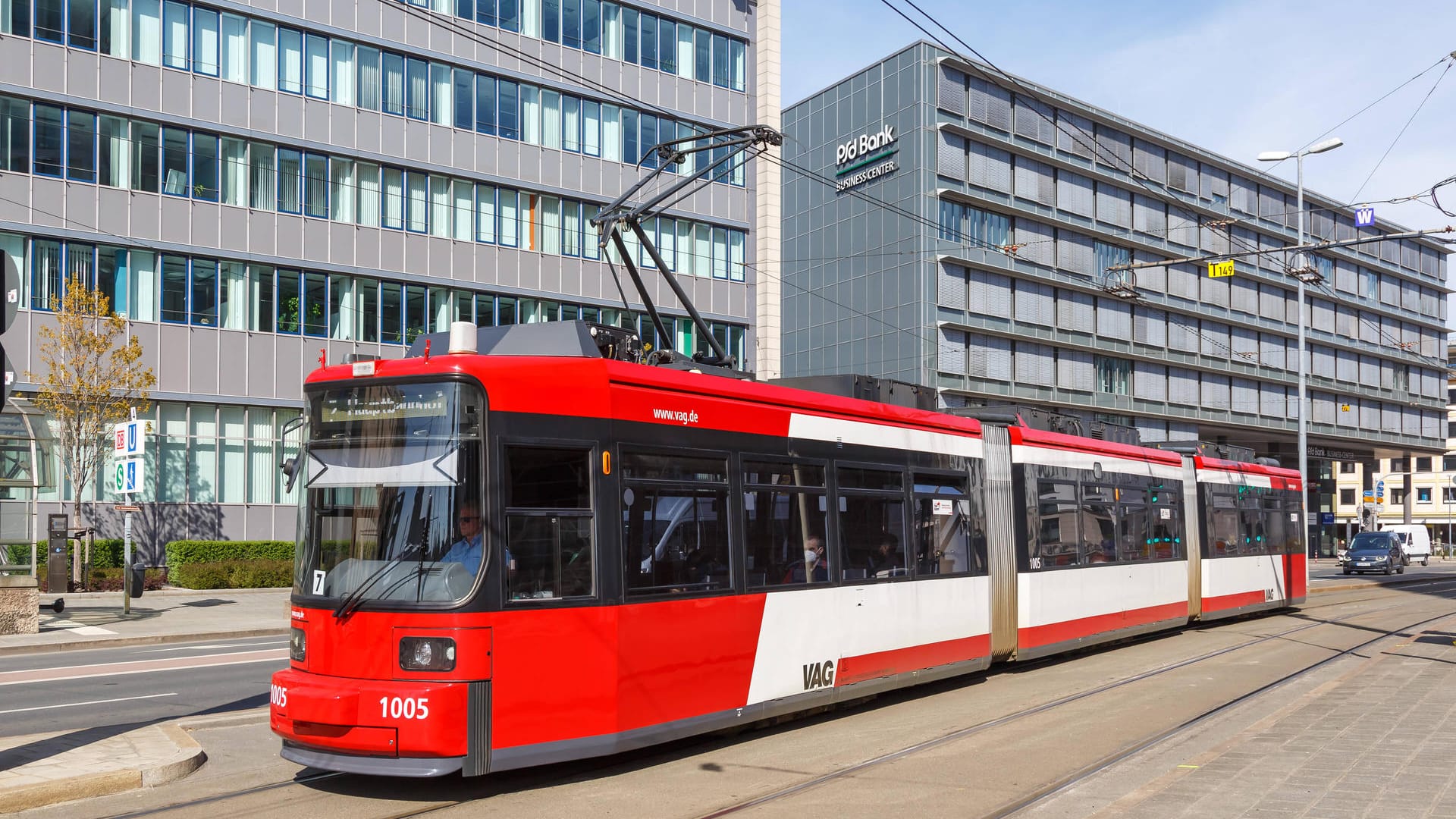 Eine Straßenbahn in Nürnberg (Archivbild): Ein Passant wurde durch den herabfallenden Draht verletzt. Eine Straßenbahn in Nürnberg (Archivbild): Ein Passant wurde durch den herabfallenden Draht verletzt.