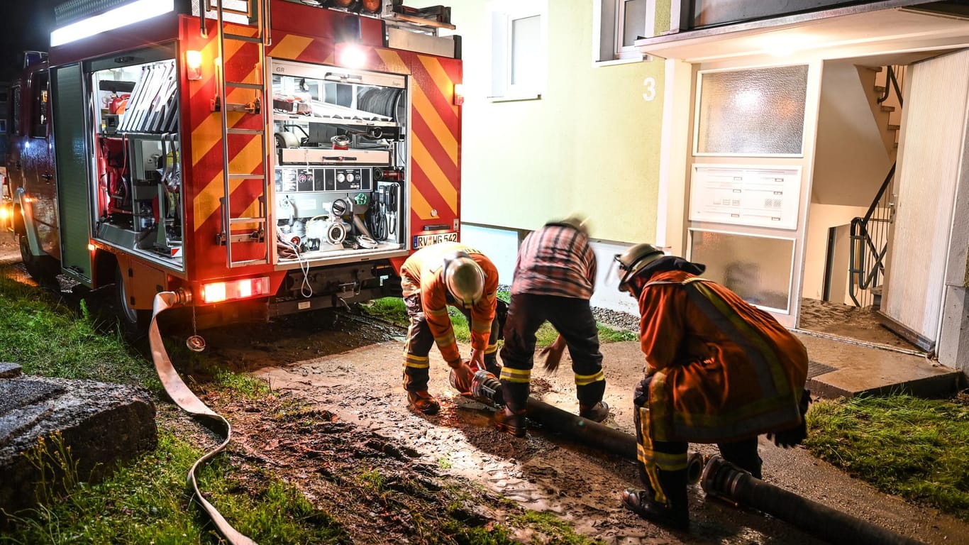 Die Feuerwehr pumpt in Wuppertal einen Keller aus (Archivbild): Die Stadt möchte die Folgen des Klimawandels weiter in den Blick nehmen.