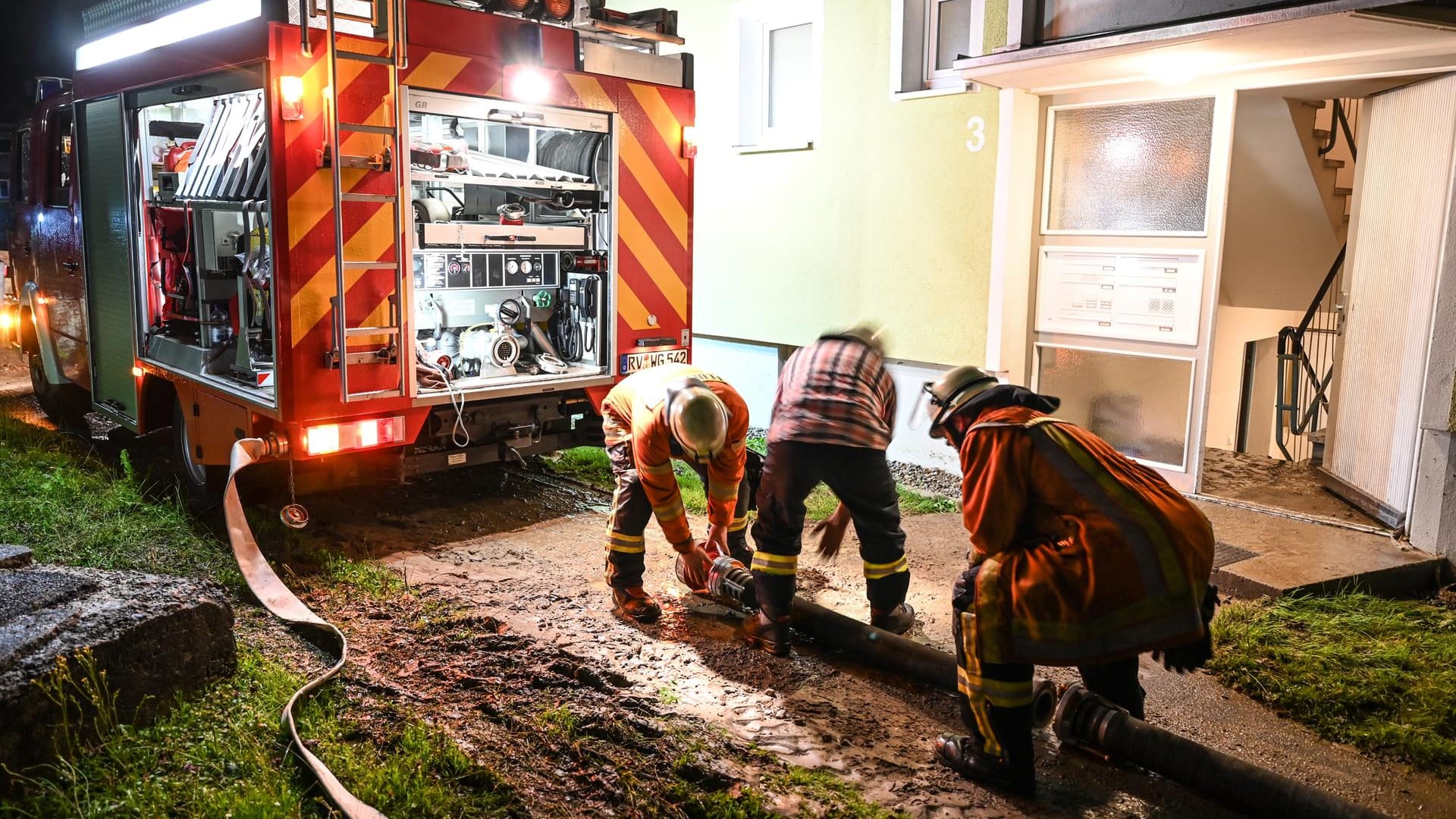 Die Feuerwehr pumpt in Wuppertal einen Keller aus (Archivbild): Die Stadt möchte die Folgen des Klimawandels weiter in den Blick nehmen. Die Feuerwehr pumpt in Wuppertal einen Keller aus (Archivbild): Die Stadt möchte die Folgen des Klimawandels weiter in den Blick nehmen.