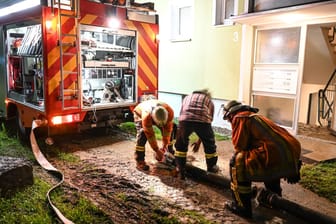 Die Feuerwehr pumpt in Wuppertal einen Keller aus (Archivbild): Die Stadt möchte die Folgen des Klimawandels weiter in den Blick nehmen.
