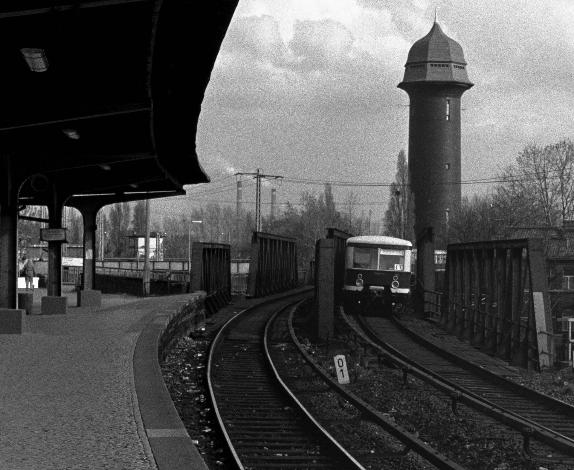 Der Bahnhof Ostkreuz in 1990: Der Umbau begann erst nach der Wiedervereinigung.