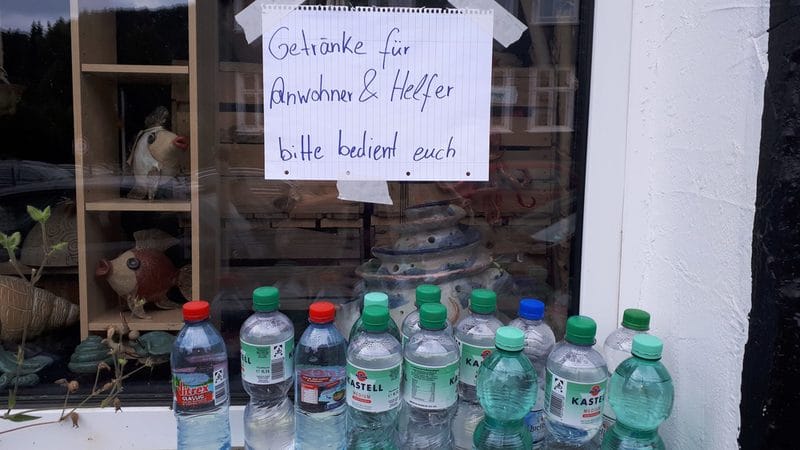 Getränke werden für Helfer*innen angeboten: In der Stadt herrscht große Unterstützung.