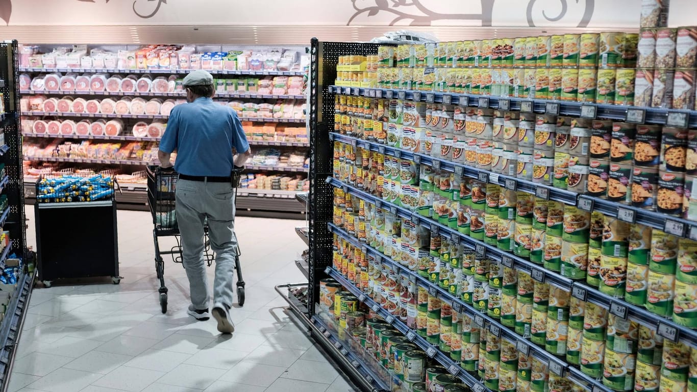 Ein Kunde im Supermarkt (Symbolbild): Das Einkaufen in Deutschland wird teurer.