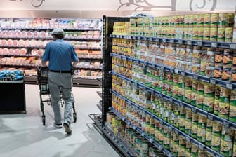 Ein Kunde im Supermarkt (Symbolbild): Das Einkaufen in Deutschland wird teurer.