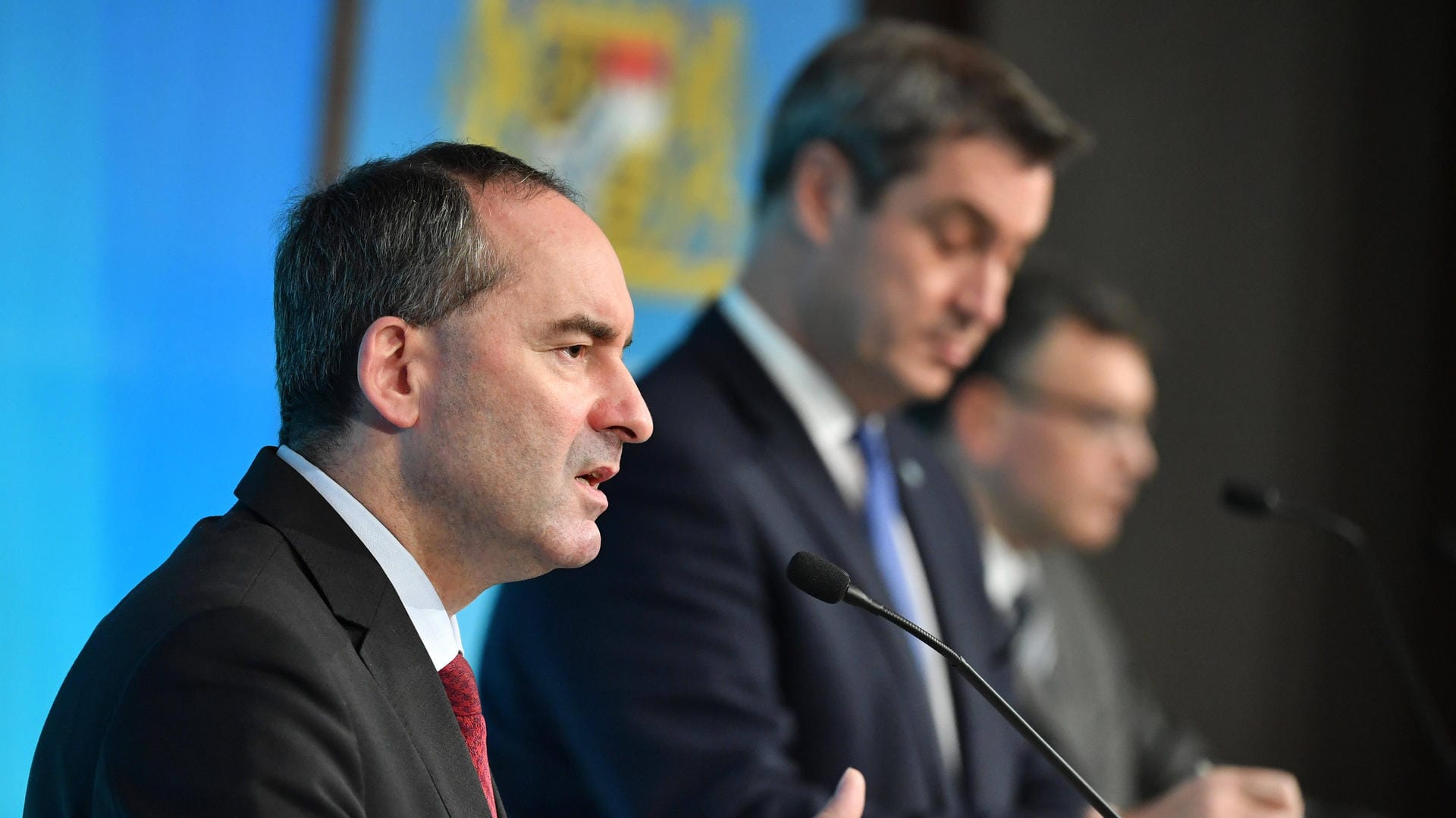 Hubert Aiwanger (l) und Markus Söder, Ministerpräsident von Bayern: Aiwanger fällt durch seine Aussagen zur Corona-Impfung auf.