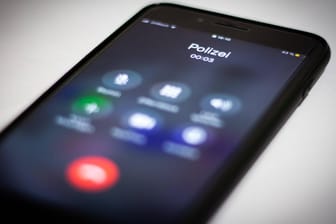 Ein Telefonat mit der Polizei auf einem Smartphone (Symbolbild): Immer wieder versuchen Kriminelle über verschiedene Maschen, Bürger um ihr Vermögen zu bringen.