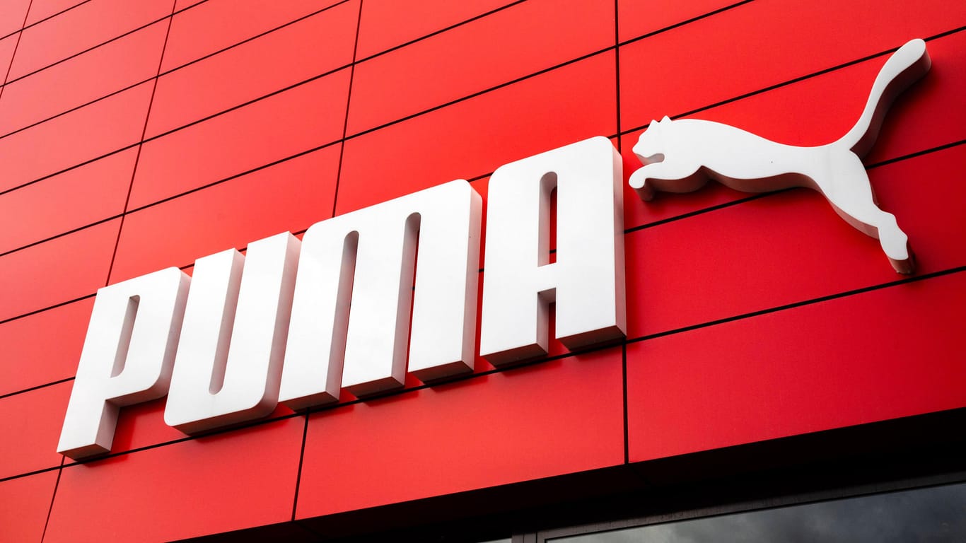 Logo des Sportartikelherstellers Puma (Symbolbild): Durch die Corona-Regeln könnte es zu Produktionsschwierigkeiten in Vietnam kommen.