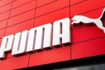 Logo des Sportartikelherstellers Puma (Symbolbild): Durch die Corona-Regeln könnte es zu Produktionsschwierigkeiten in Vietnam kommen.