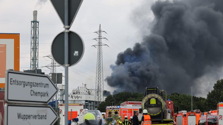 Rauchwolke über dem Chempark Leverkusen: 31 Menschen wurden hier bei einer Explosion am Dienstag verletzt.
