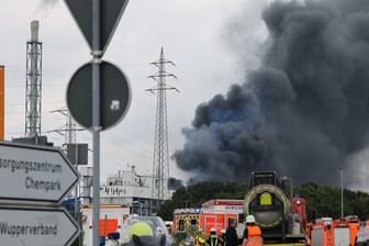 Rauchwolke über dem Chempark Leverkusen: 31 Menschen wurden hier bei einer Explosion am Dienstag verletzt.