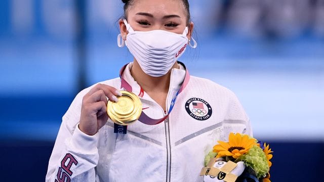 US-Turnerin Sunisa Lee gewann den Mehrkampf in Tokio mit 57,433 Punkten. US-Turnerin Sunisa Lee gewann den Mehrkampf in Tokio mit 57,433 Punkten.