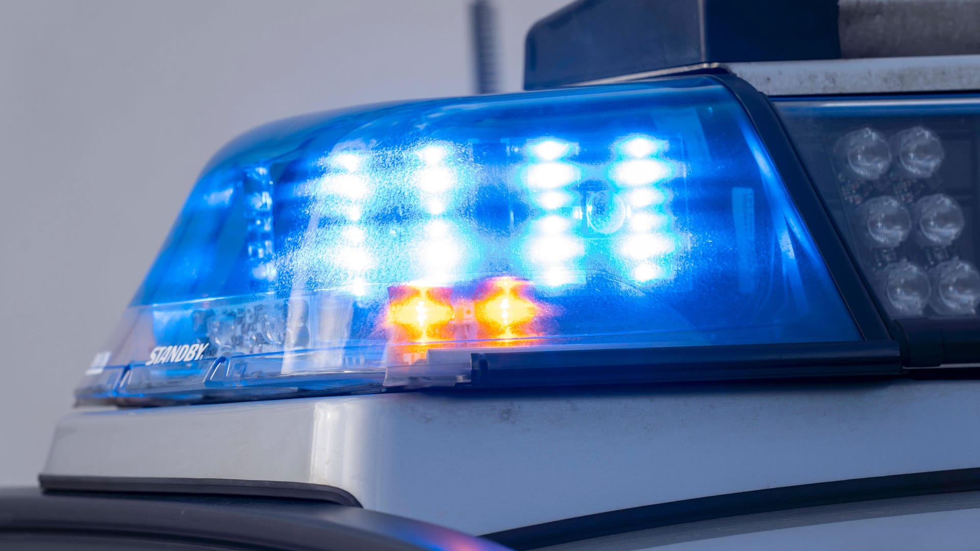 Blaulicht auf einem Polizeiwagen (Symbolbild): Auch gegenüber der Polizei reagierte der Mann aggressiv. Blaulicht auf einem Polizeiwagen (Symbolbild): Auch gegenüber der Polizei reagierte der Mann aggressiv.