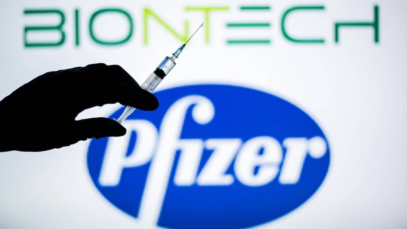 Logo von Biontech und Pfizer: Der Impfstoff der kooperierenden Unternehmen ist weltweit beliebt – eine Studie für eine dritte Booster-Impfung lässt Biontech weiter in die Höhe schießen.