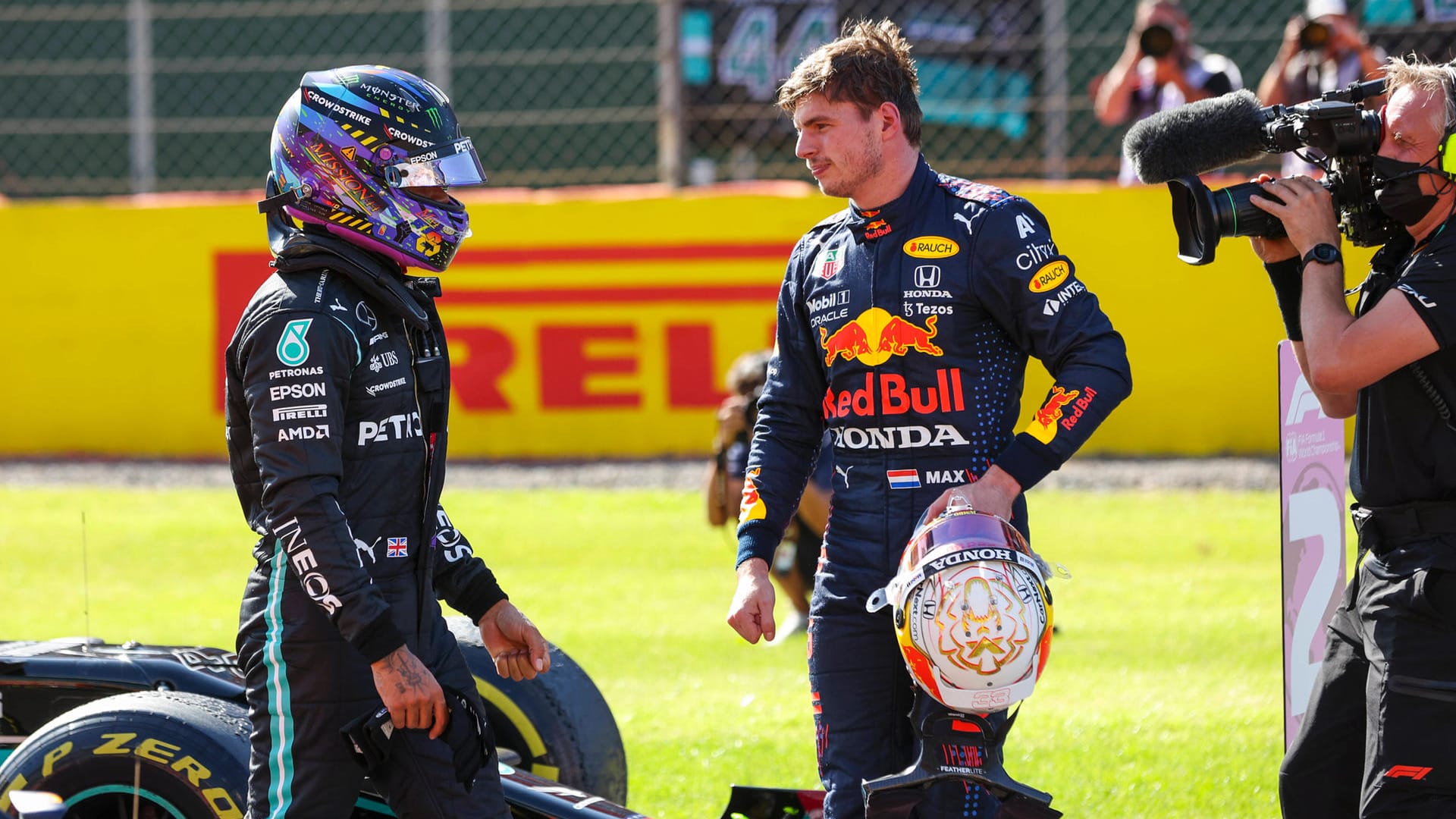 Große Rennrivalen: Verstappen (r.) und Hamilton.