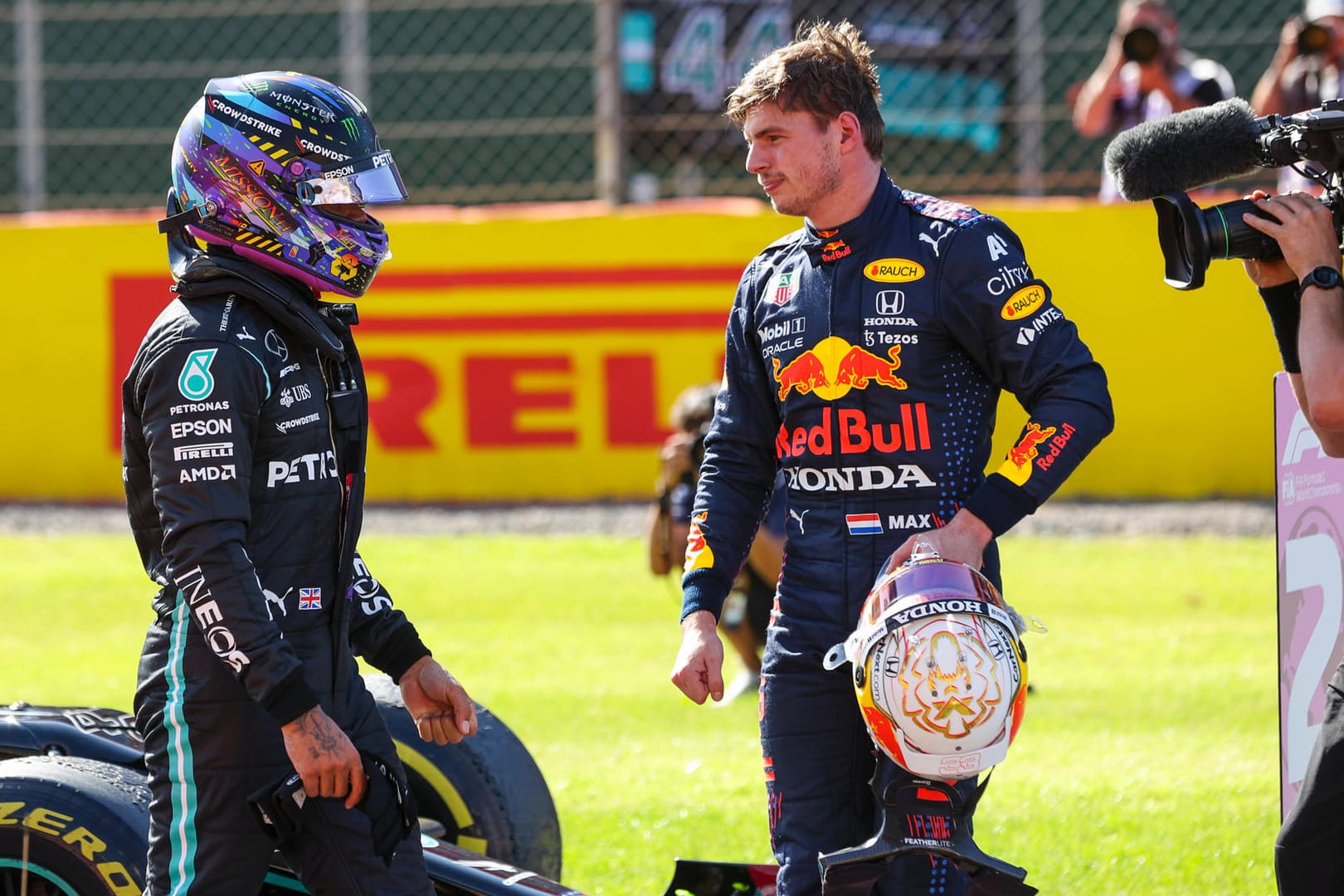 Große Rennrivalen: Verstappen (r.) und Hamilton.