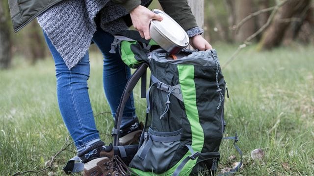 Pause beim Wandern: Statt Traubenzucker zu snacken, sollten Wanderer und Radler lieber eine Brotzeit dabei haben.