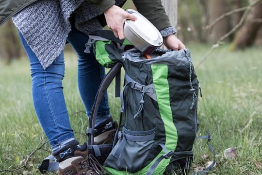 Pause beim Wandern: Statt Traubenzucker zu snacken, sollten Wanderer und Radler lieber eine Brotzeit dabei haben.