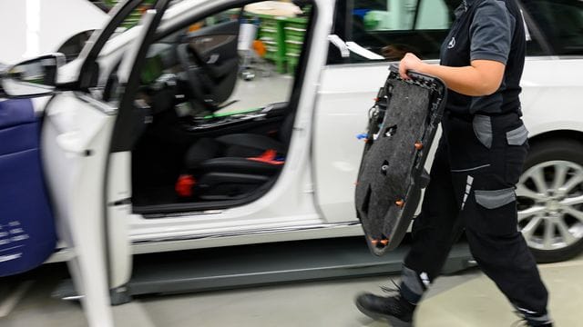 Die Ausbildung zum Fahrzeuginnenausstatter heißt künftig Fahrzeuginterieur-Mechaniker und wird auch inhaltlich angepasst.