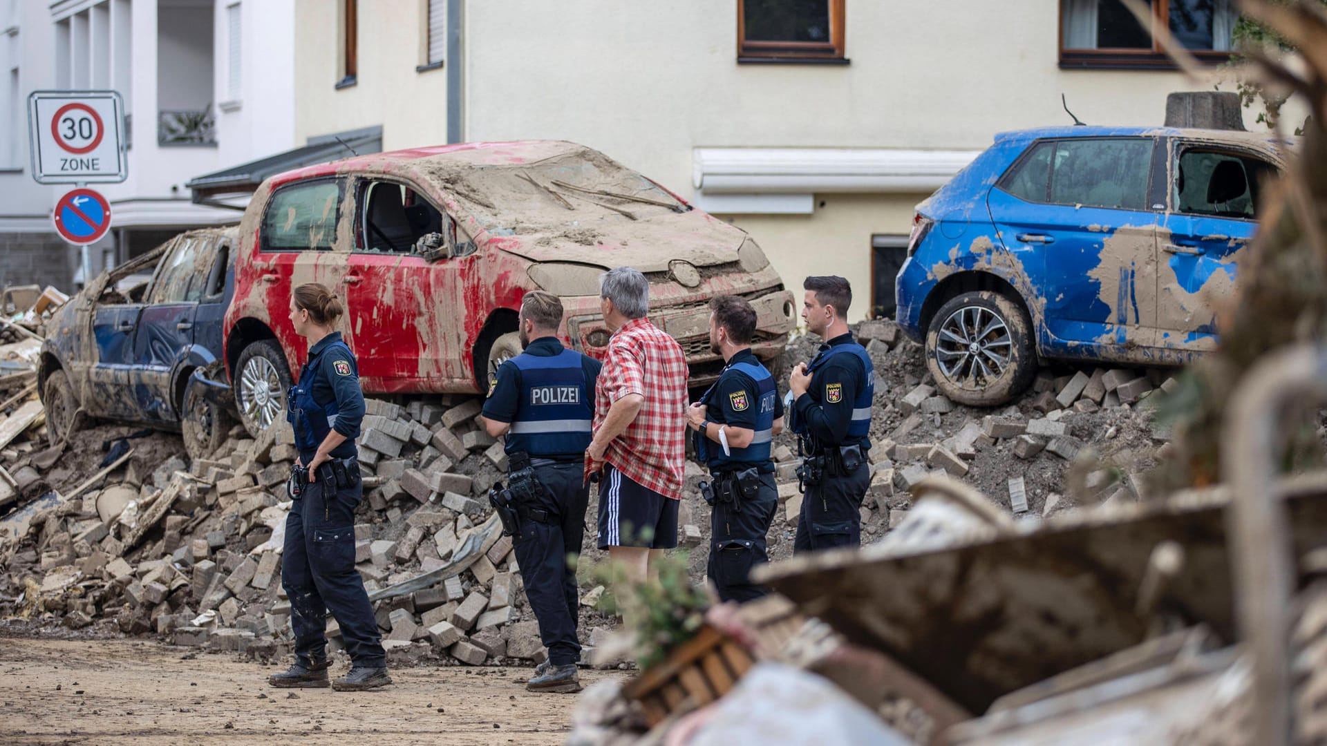 Polizisten im Katastrophengebiet: Die Querdenker folgten der Räumungsaufforderung der Polizei (Symbolbild).